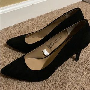 Black pumps